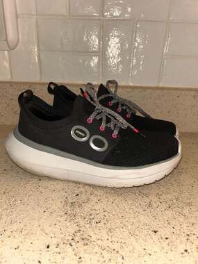 OOFOS Women's OOmy Stride Recovery Sneakers Black White Pink